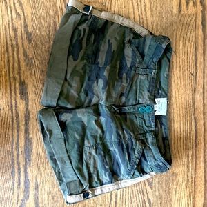 Sanctuary camo cargo women’s shorts. Size 24.